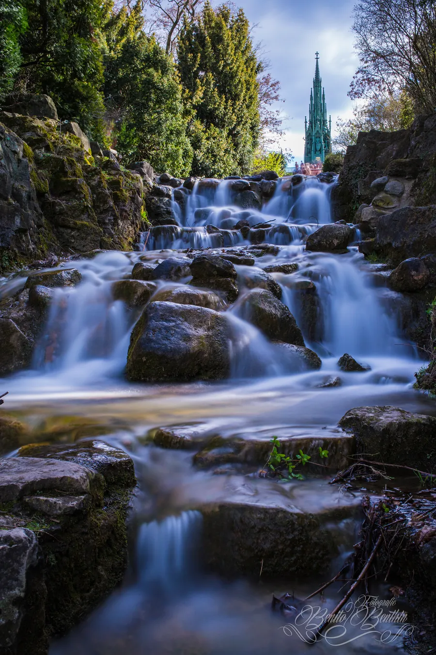 Wasserfall im Viktoriapark in Berlin-Kreuzberg als Langzeitbelichtung, im Hintergrund das Nationaldenkmal auf dem Kreuzberg