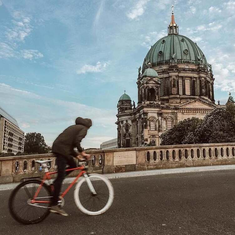 Bbpy Radfahrer Auf Bruecke Vorm Berliner Dom